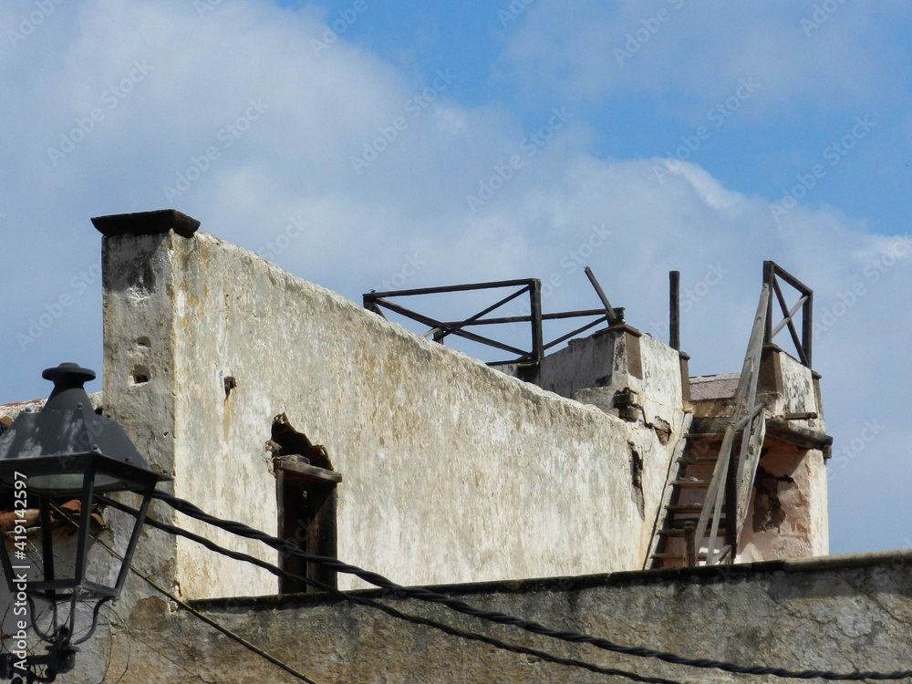 Frame of old abandoned house rooftop - Estampa de azotea de casa abandonada 