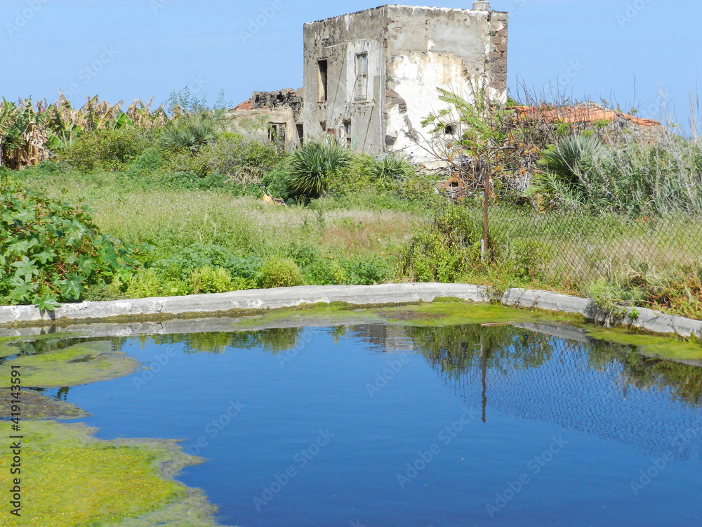 Pond in front of abandoned house - Estanque frente a casa abandonada