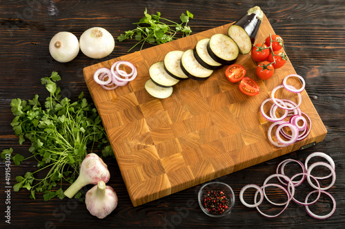 Obraz na płótnie Fresh vegetables, herbs and spices on a cutting board w salonie