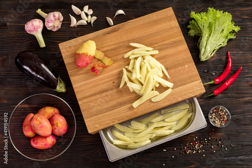 Obraz na płótnie Fresh vegetables, herbs and spices on a cutting board w salonie