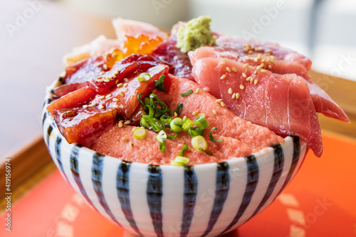 新鮮で美味しそうな海鮮丼