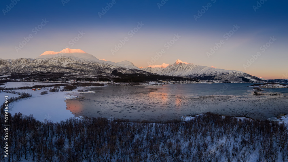 Obraz premium Lyngseidet Karnes mountain at sunrise in Northern Norway
