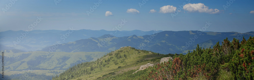 Fototapeta Rano słoneczny dzień jest w górskim krajobrazie. Karpaty, Ukraina, Europa