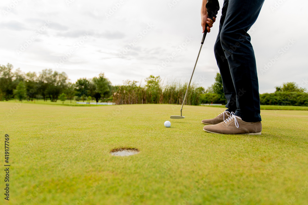 Obraz premium Young man playing golf
