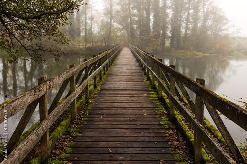 Holzbrücke im Herbst