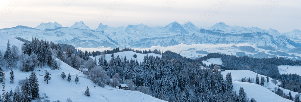 Φωτογραφία panoramic view of the Bernese Alps on a beautiful winter sunrise in snowy Emment