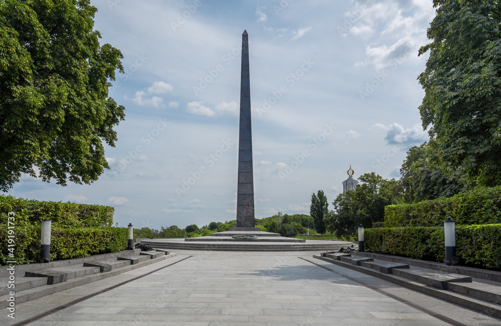 Fototapeta premium Tomb of the Unknown Soldier at Memorial Park of Eternal Glory - Kiev, Ukraine