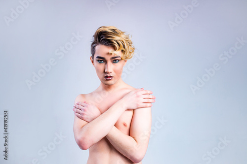 Foto naked shirtless non binary portrait of asian man with luxurious blonde hair and