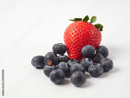 delicious, single, diet, vegetable, round, chef, nature, ingredient, harvest, food, berry, strawberry, ripe, juicy, red, white, fresh, healthy, isolated, fruit, closeup, leaf, organic, sweet, tasty, b