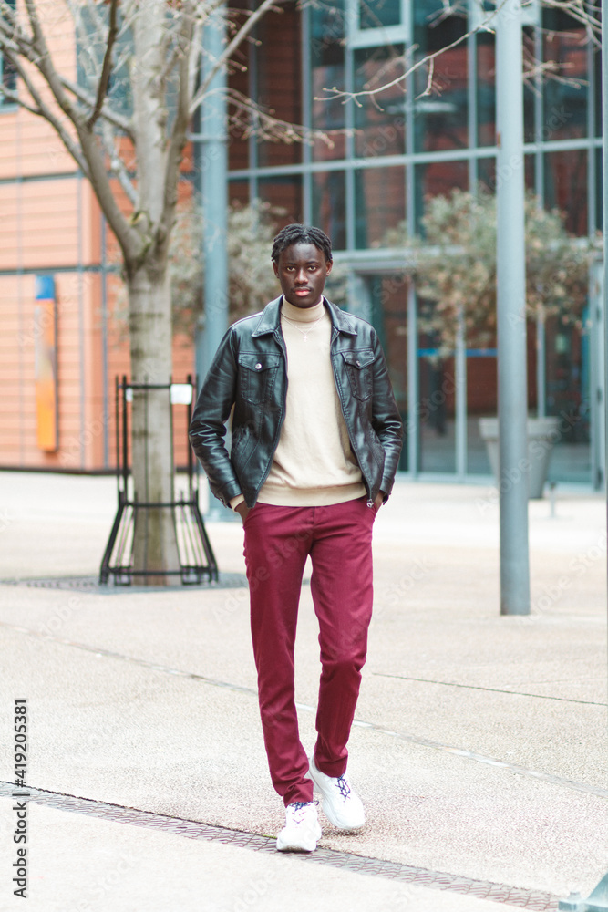 joven afro caminando por la ciudad de lyon francia joven afro caminando por la ciudad de lyon francia