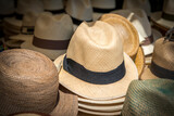 szeroki wybór klasycznych kapeluszy panama na straganie na targu wakacyjnym