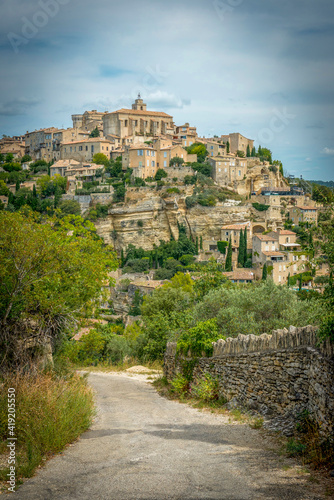 kamienna droga prowadząca do średniowiecznego miasteczka na wzgórzu.