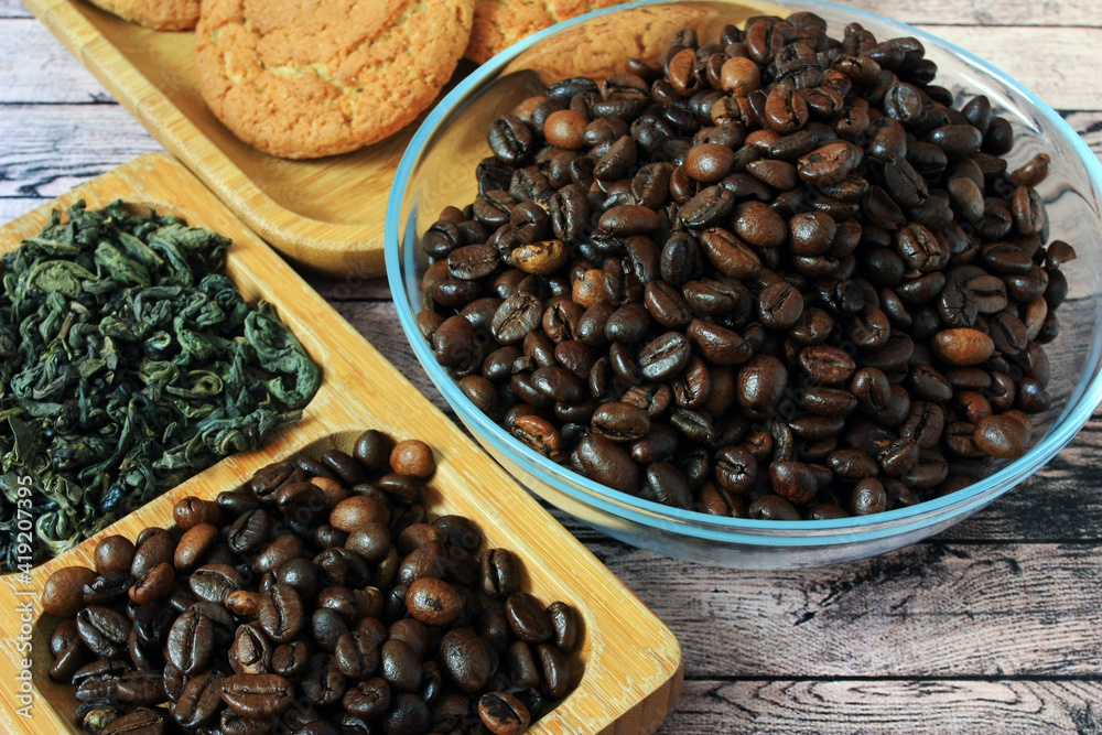 Fototapeta premium Brown coffee beans on a plate