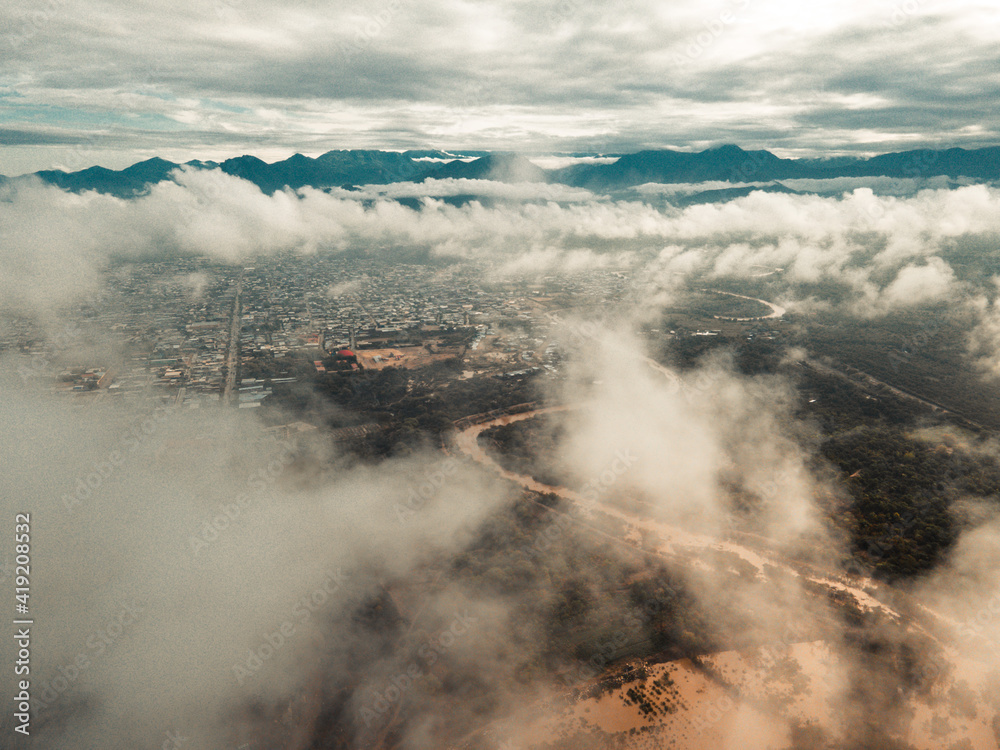 Fototapeta premium NUBES CIUDAD DRONE
