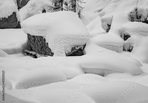 Felsen mit viel Schnee im Hochgebirge  schwarz-wei  