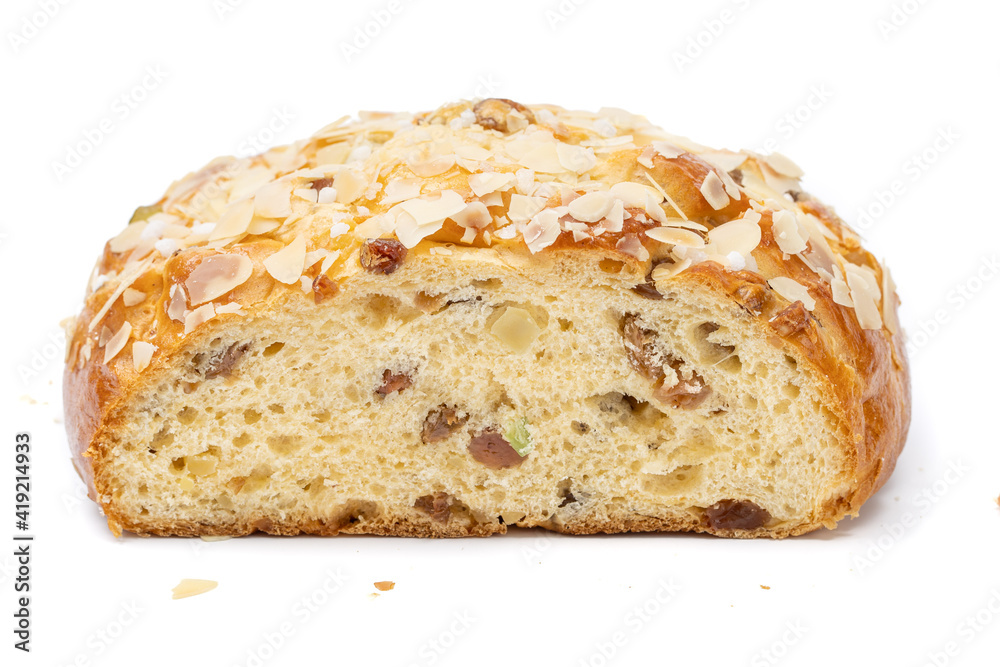 Osterbrot mit Rosinen und Nüssen vor weißem hintergrund