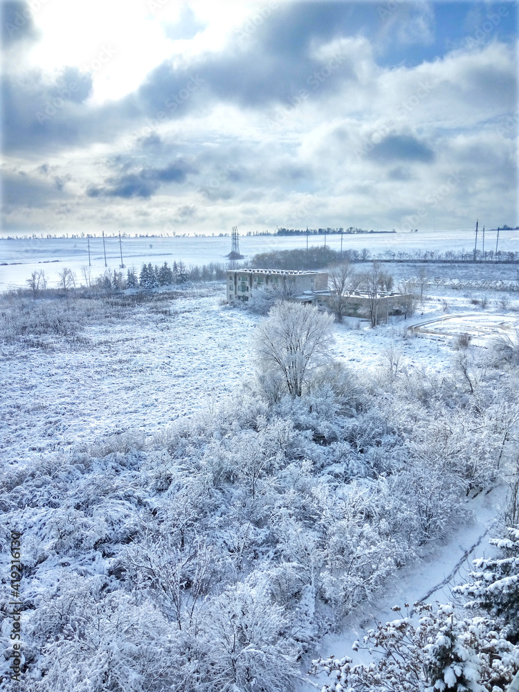 Obraz premium Lonely standing building in winter landscape and cloudy sky.