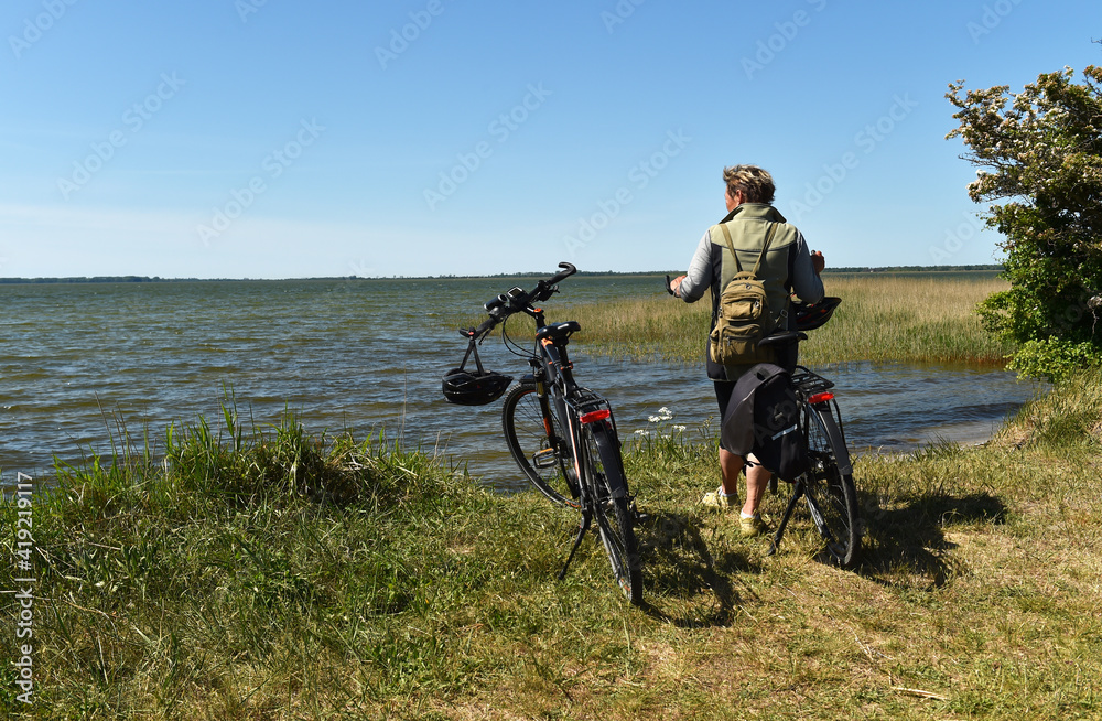 Obraz premium Radfahrerin am Bodden