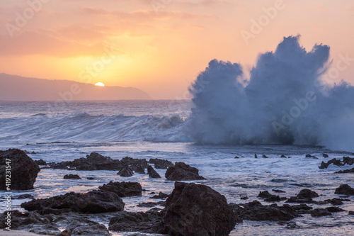 Fényképezés USA, Hawaii, Oahu, North Shore and waves crashing ashore right at sunset