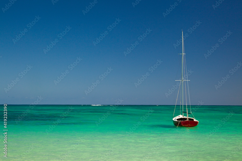 Fototapeta premium USA, Hawaii, Oahu, Lanikai Beach with tropical blue water and islands off shore