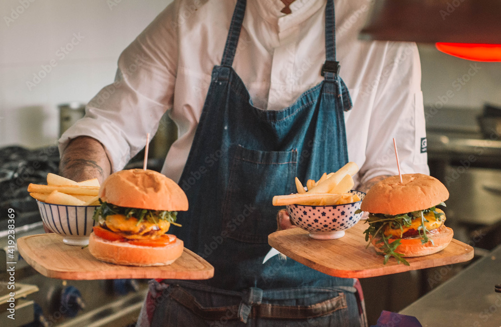 Hamburguesa con queso, bacon, lechuga, tomate y patatas fritas Hamburguesa con queso, bacon, lechuga, tomate y patatas fritas