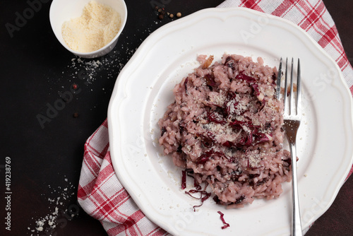 Risotto italiano al radicchio rosso su un piatto bianco. Cucina veneta, Italia. Vista dall'alto. photo