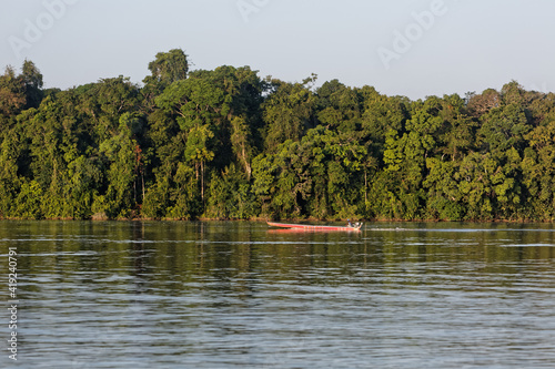 Pirogue remonte le fleuve Maroni en Guyane française