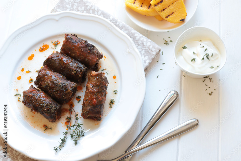 Cibo rumeno. Foglie di vite ripiene noto come Sarmalute in foi de vita