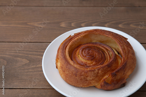 丸いパン 渦巻き クロワッサン テーブル