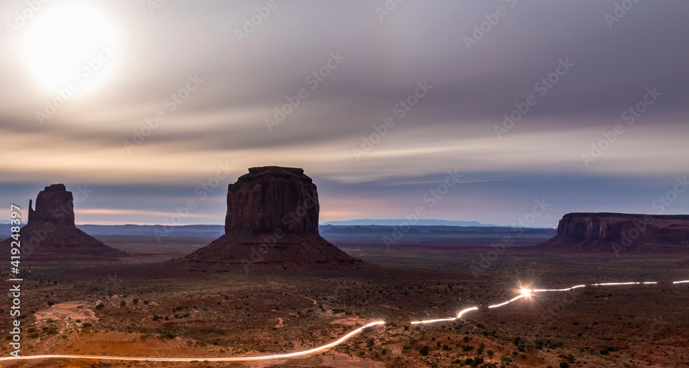 Fototapeta premium dramatic landscape photo of the spectacular mesa and buttes and rock formations in Monument Valley in the border of Utah and Arizona.