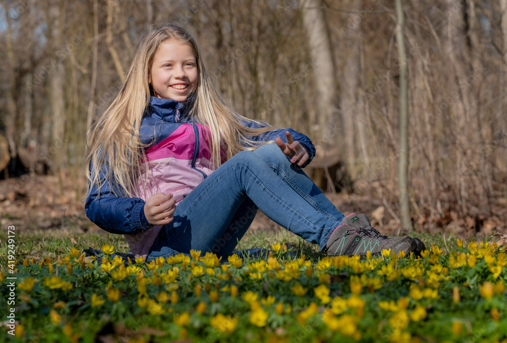 Porträt eines jungen, hübschen, nachdenklich oder frechen Mädchens. Der Frühling schickt den Winter nach Hause! Lebensfreude, Glück, Gesundheit, Freiheit sind Motivation nach Covid 19 Einschränkungen. Porträt eines jungen, hübschen, nachdenklich oder frechen Mädchens. Der Frühling schickt den Winter nach Hause! Lebensfreude, Glück, Gesundheit, Freiheit sind Motivation nach Covid 19 Einschränkungen.