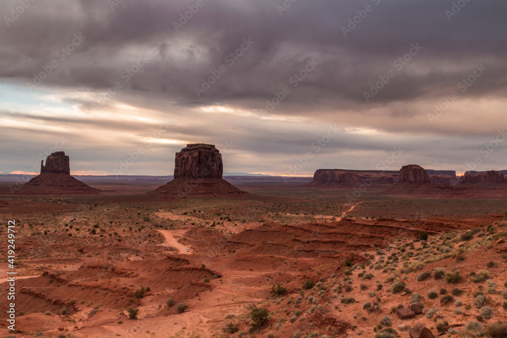 Naklejka premium dramatic landscape photo of the spectacular mesa and buttes and rock formations in Monument Valley in the border of Utah and Arizona.