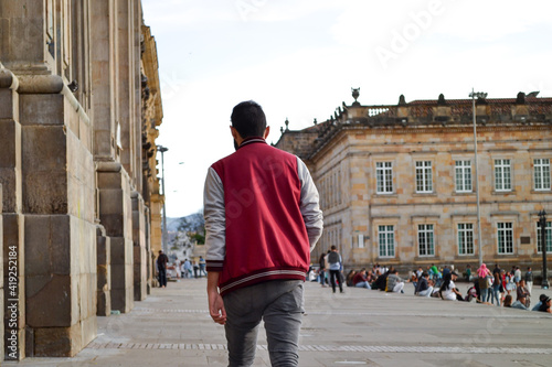 hombre caminando por una plaza colonial © Carlos Alejandro MG