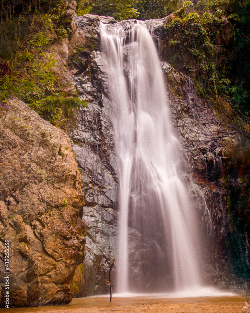 Fototapeta premium Hermosa caida de agua en Salto Baiguate