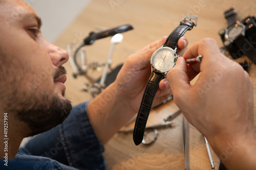 Fotografie man fixes watch at chengdus city downtown