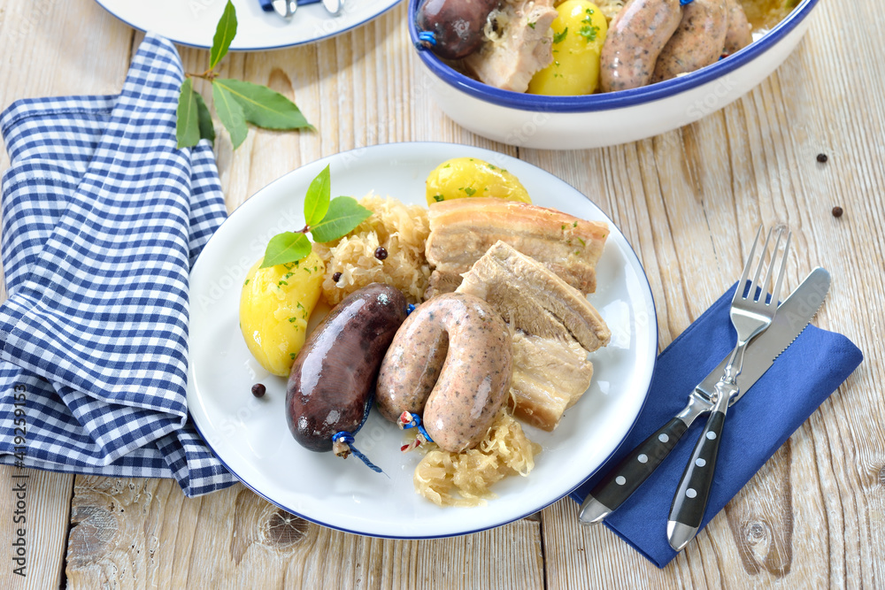 Bayerische Schlachtplatte mit Blut und Leberwurst, Wammerl, Sauerkraut
