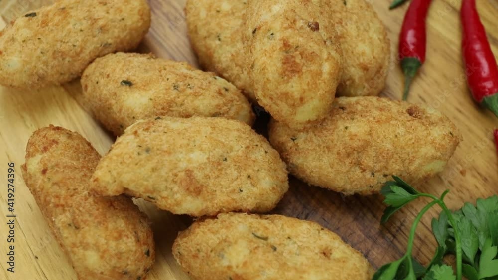 beignets de morue dans un plat beignets de morue dans un plat