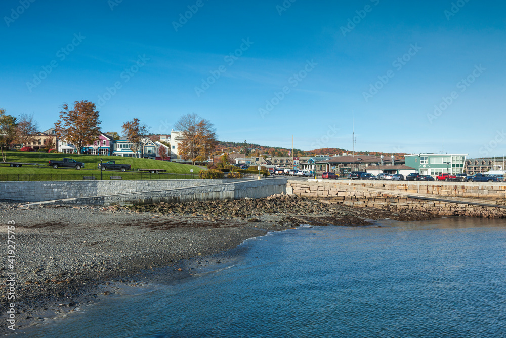 USA, Maine, Mt. Desert Island. Bar Harbor, town view from The Field