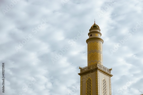Murais de parede Mosque minaret with cloud sky on background