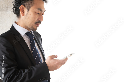 Middle-aged businessman typing a reply on a smartphone with a white background that is easy to use with banners.