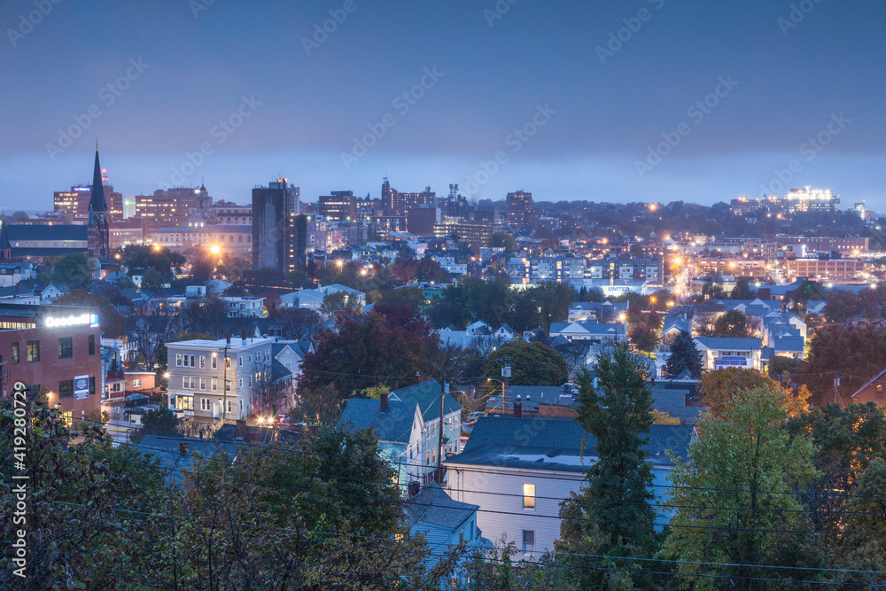 Naklejka premium USA, Maine Portland. City skyline from Munjoy Hill at dusk.
