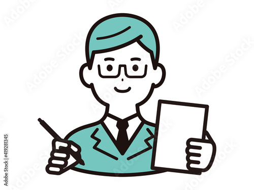 ペンと書類を持つ、眼鏡をかけたビジネスマン
