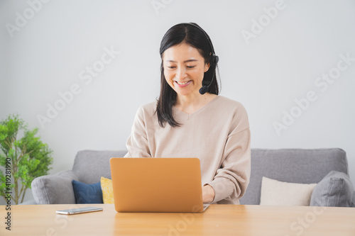 パソコンで作業をするアジア人　女性 © ponta1414