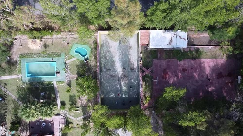 niños jugando futbol