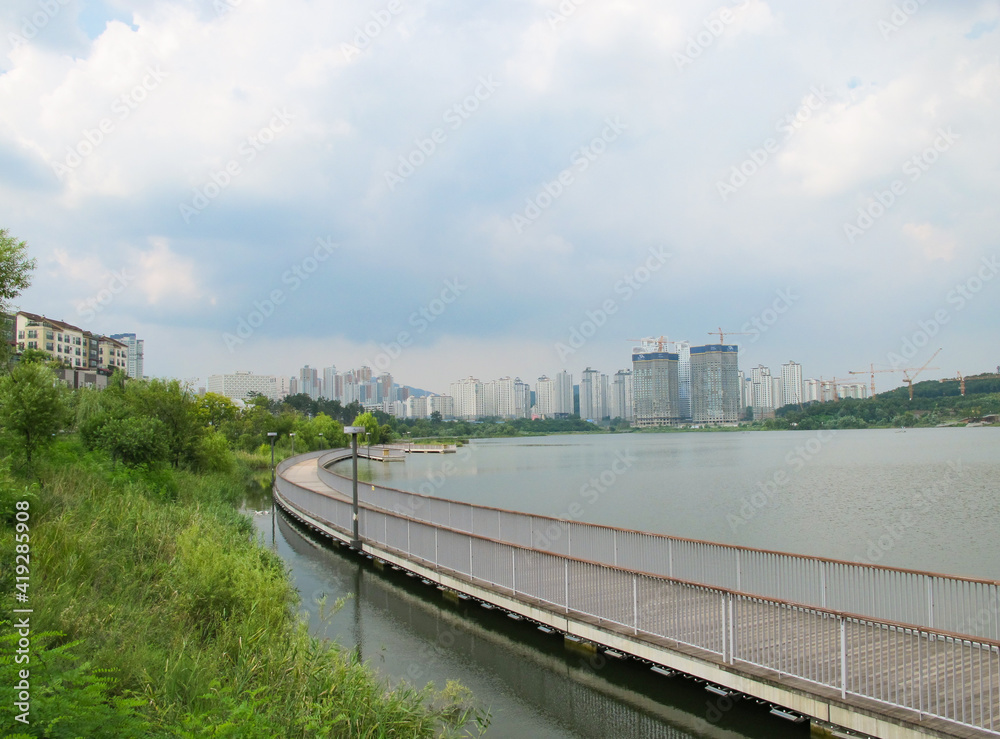 Fototapeta premium 광교호수공원 산책로