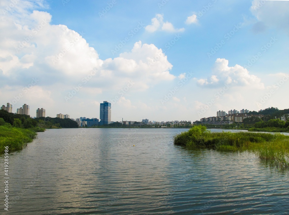 Fototapeta premium 광교호수공원에서 본 풍경