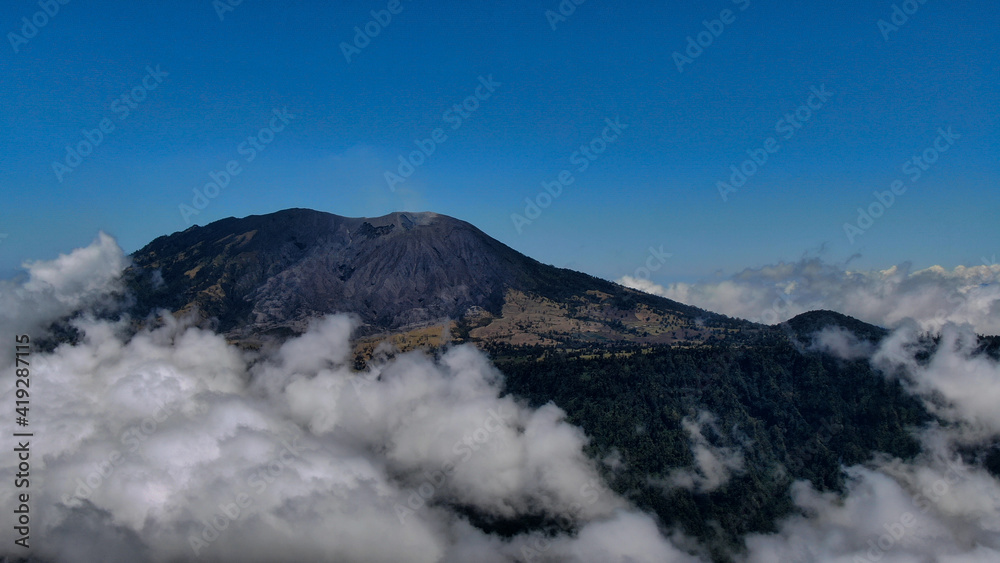 Vista aerea del volcan turrialba con nubes alrededor