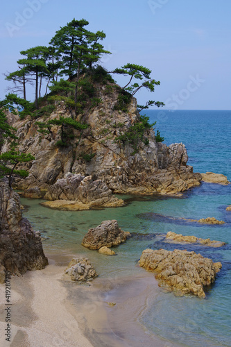 日本　ジオパーク　岩場と松の日本伝統風景