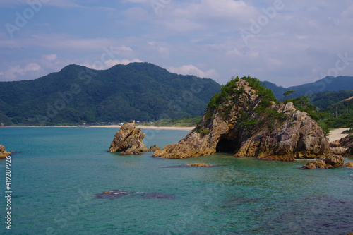 綺麗な海辺　海岸に突き出た岩