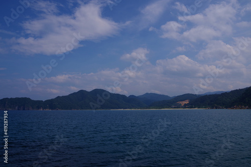 海と山　海から眺めた海岸線　田舎の風景